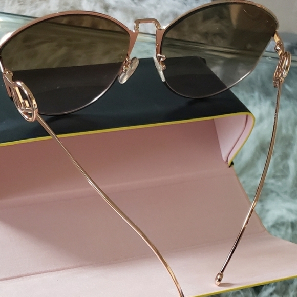 💫FENDI: Oversized Geometric Sunglasses - Picture 3 of 8